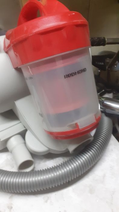 Пылесос в хорошем идеальном состоянии как на фото.