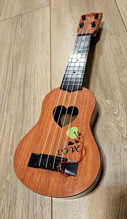 Ukulele cu 4 corzi, model Hart/inimă