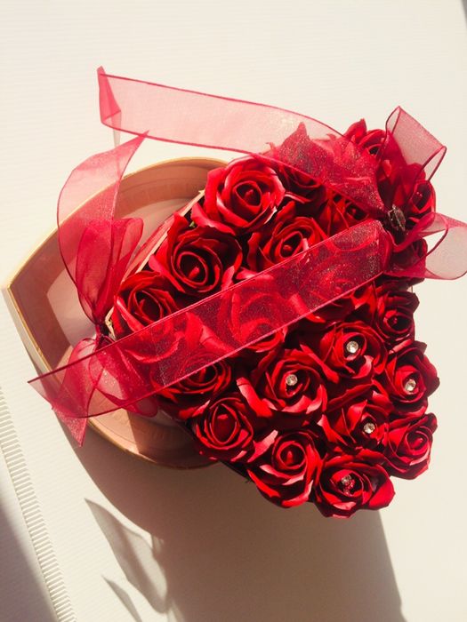 cutie cu trandafiri de sapun 21 de bucati 120lei