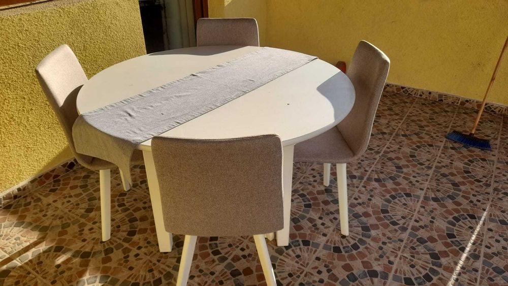 Masa cu patru scaune