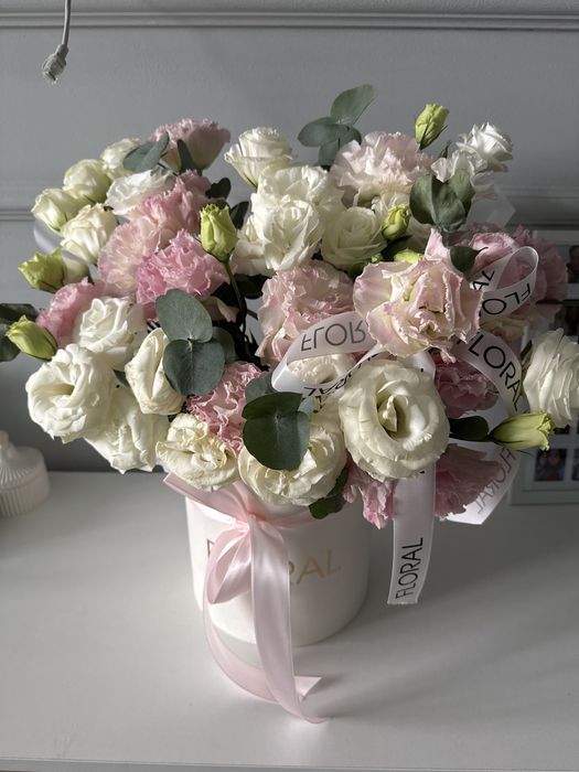 Букет цветов с бело-розовыми цветами