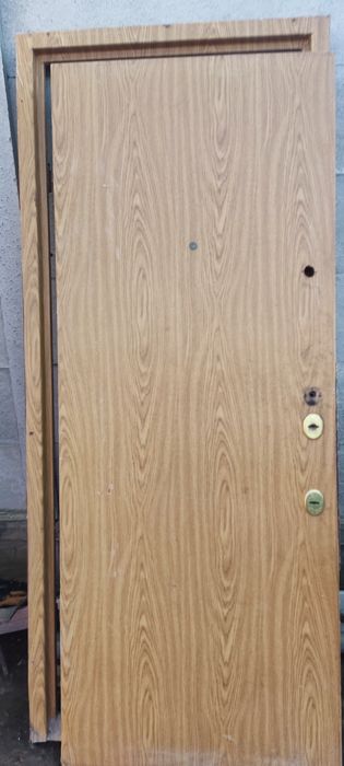 Usa metalică cu toc gros din fier