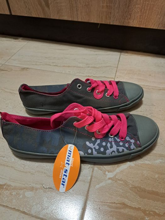 Дамски спортни обувки