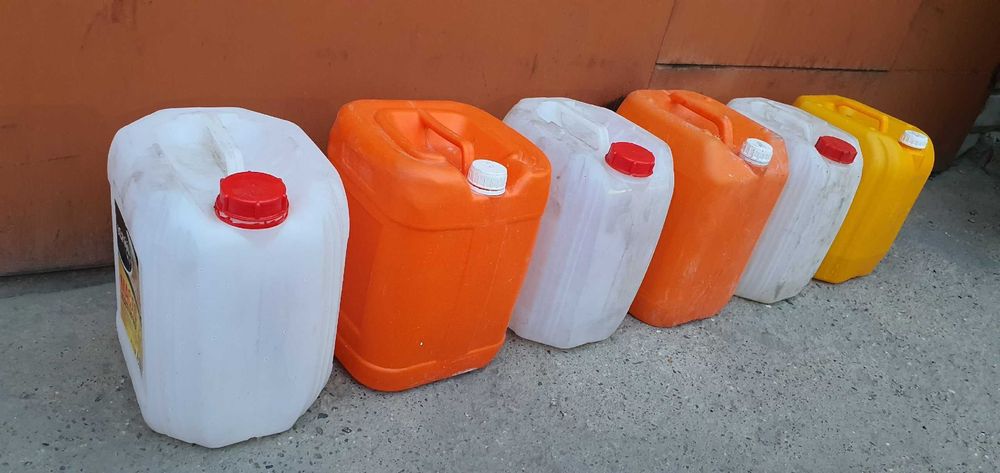 Канистры пластмассовые 5-10 литровые