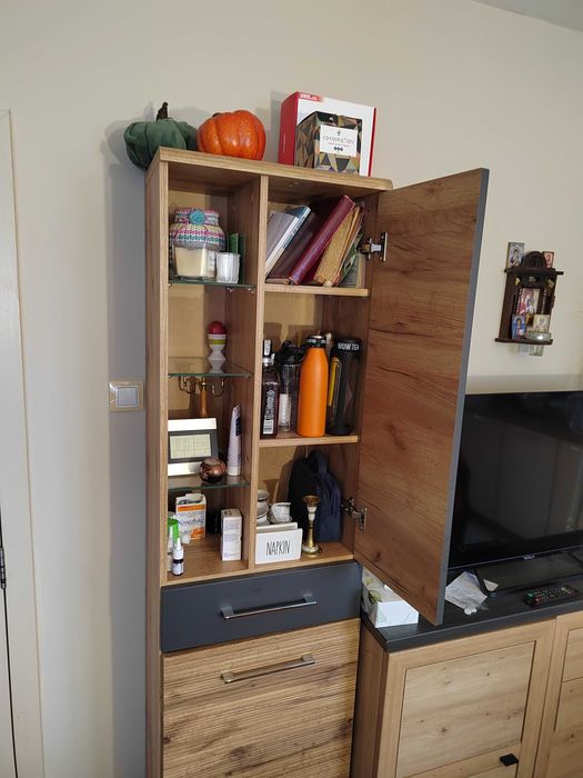 Висок шкаф за баня