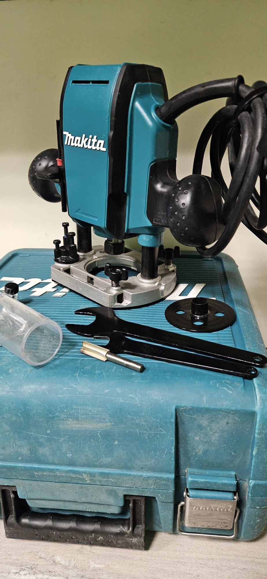 Makita Оберфреза RP0900 220V