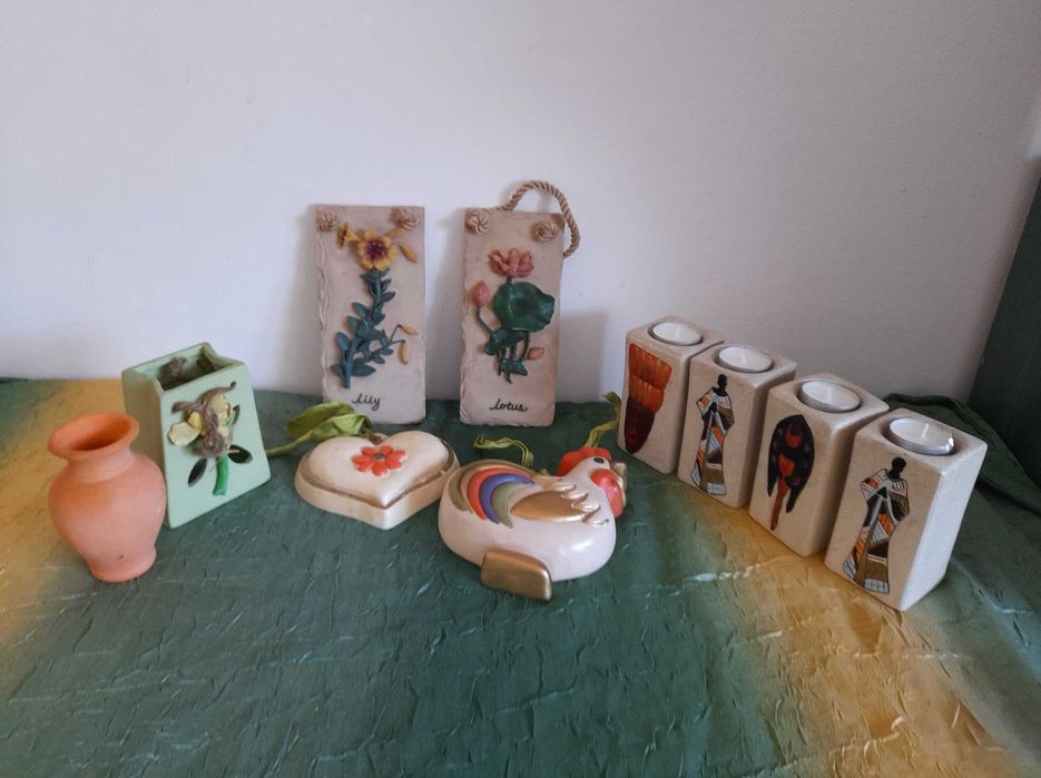 Decorațiuni -  deosebite sfesnice, vaze mici si aplice din ceramica.