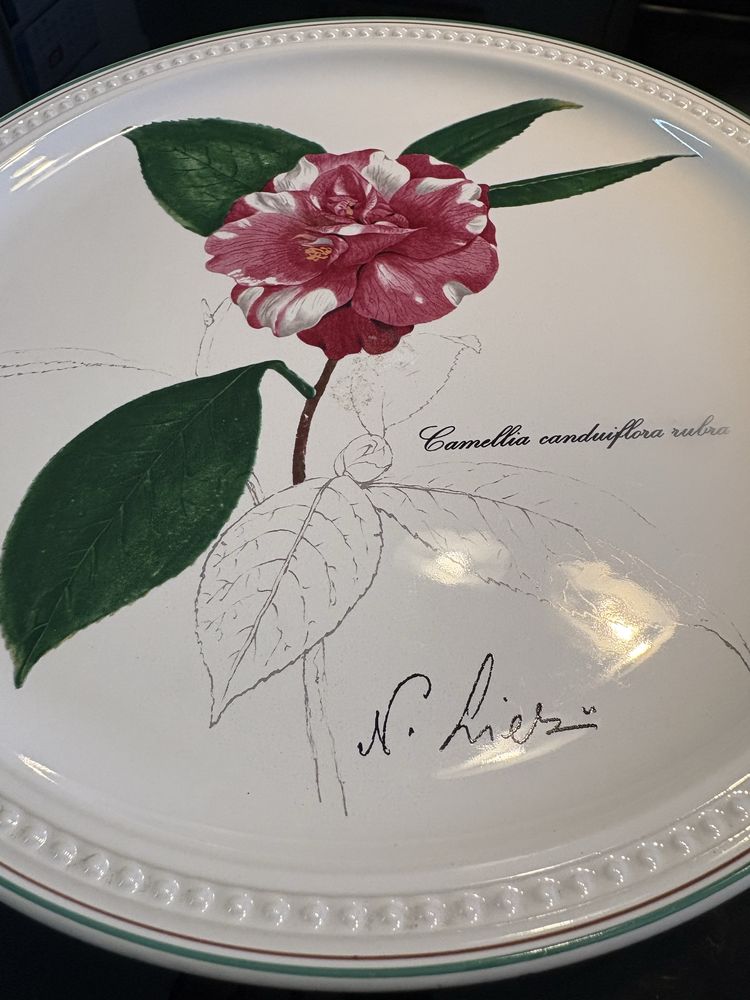 Колекционерска чиния на Villeroy & Boch Camellia с ботанически мотив