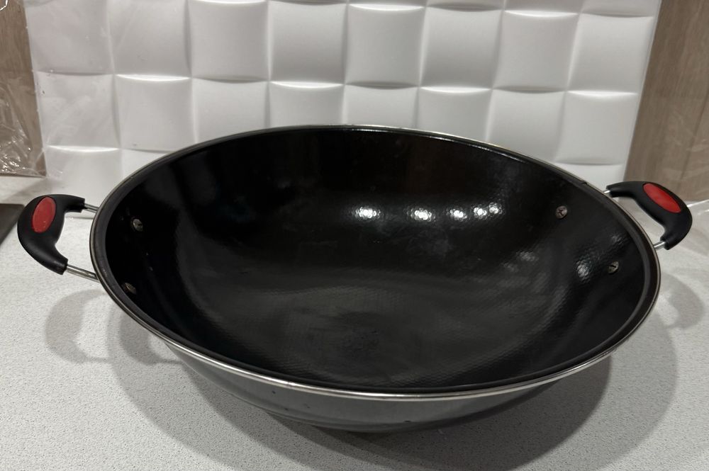 Продам обьемную жаровню + коробка посуды и клеенка бесплатно