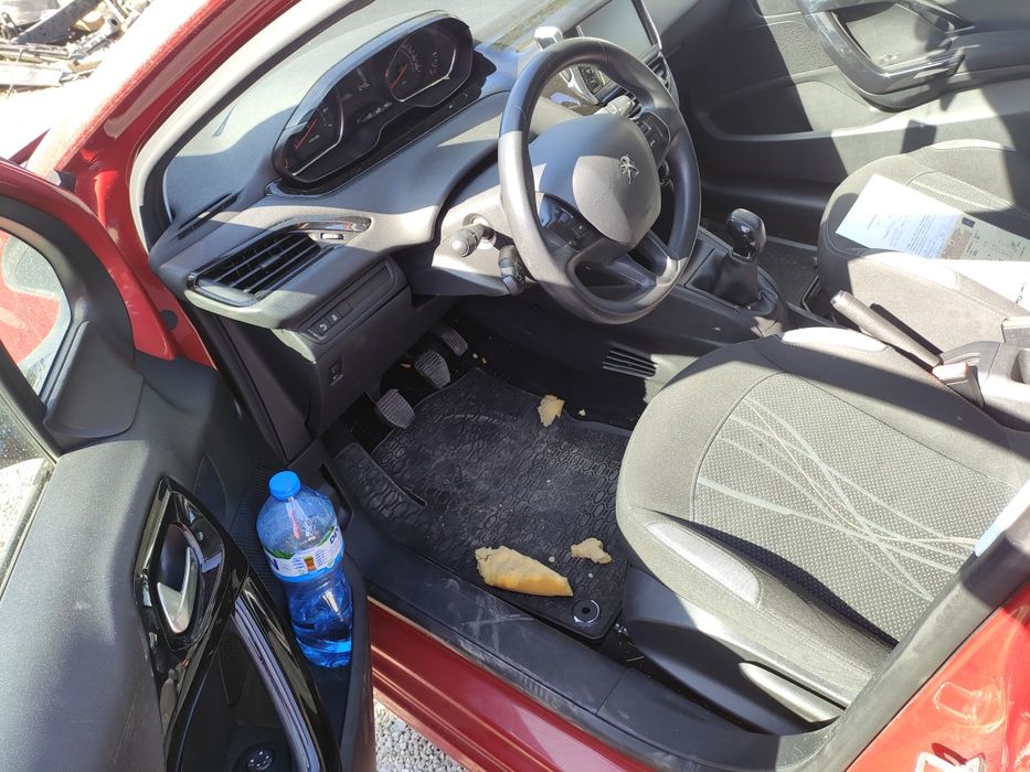 Продавам на части Пежо 208 1.2 бензин