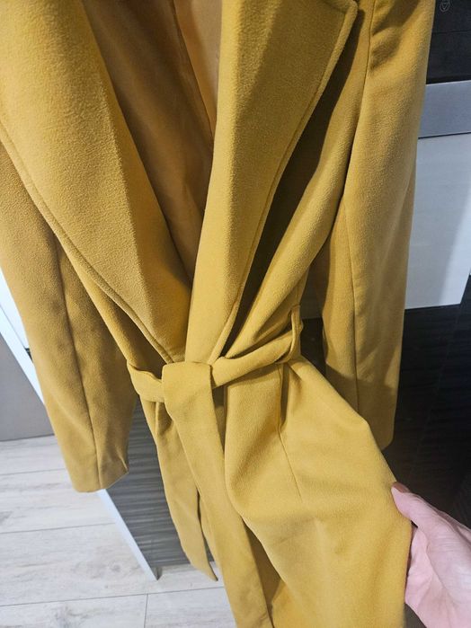 Топло палто цвят горчица