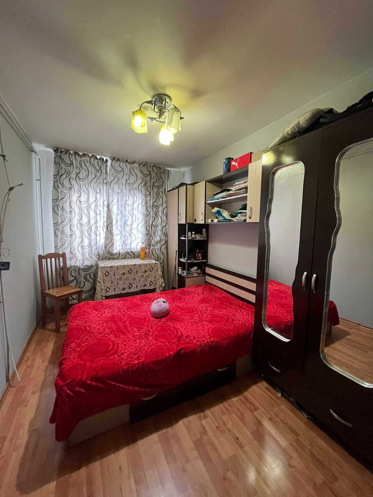 Vând apartament 3 camere, str Minerilor