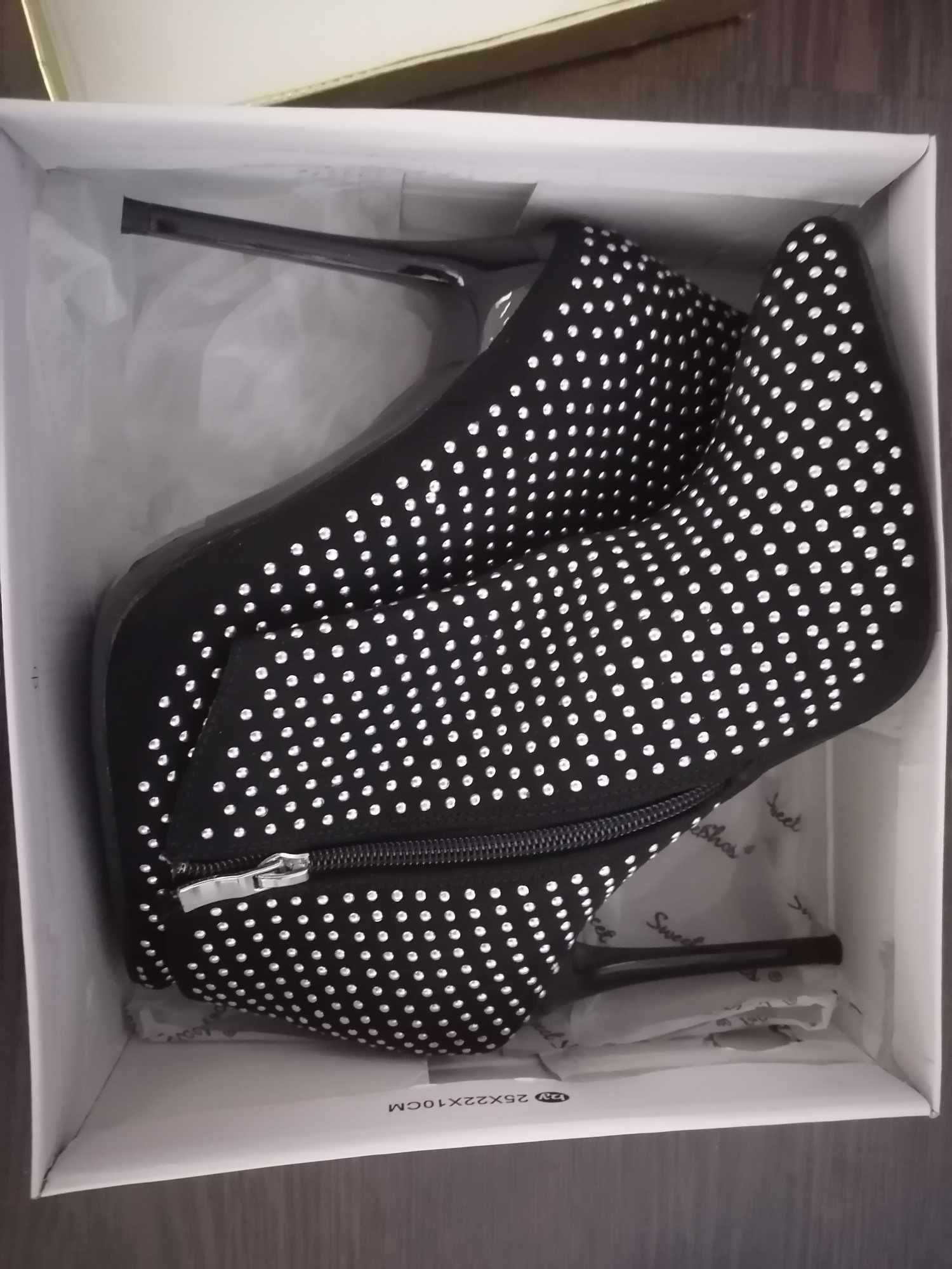 Botine cu insertii metalice