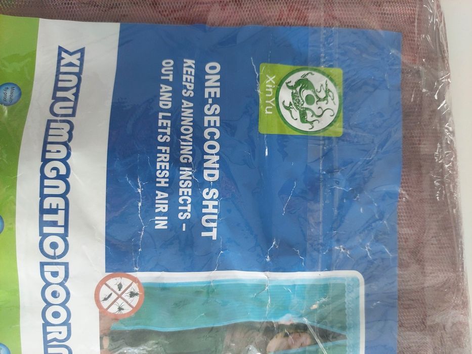 Perdea antiinsecte cu inchidere magnetică