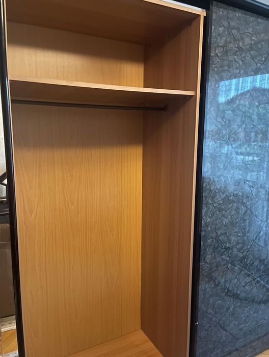 vând dormitor complet: pat, dulap, 2 noptiere + oglindă