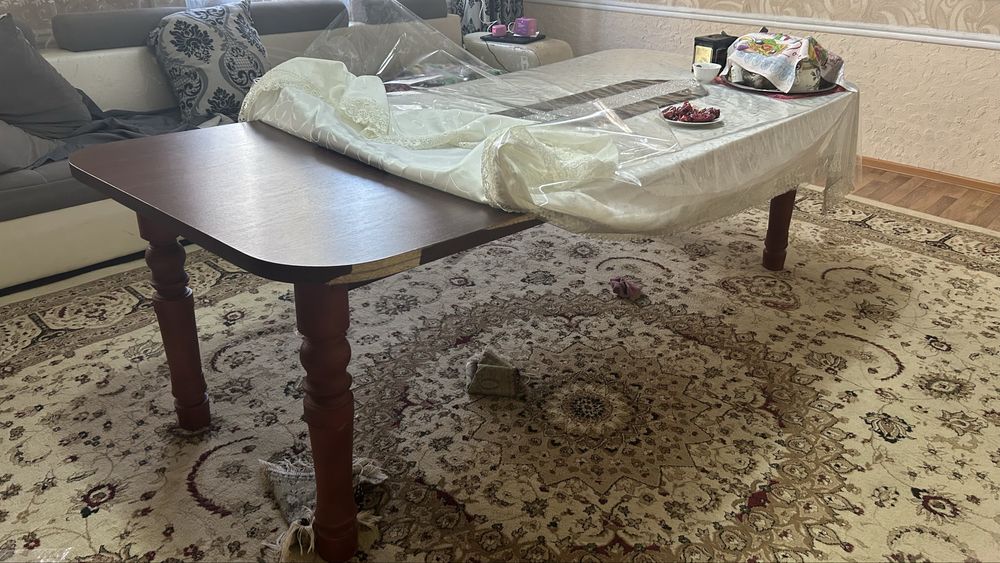 Стол трансформер 2,5 метра со стульями, продаю срочно.