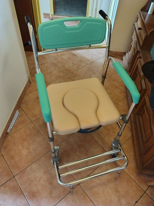 Scaun cu WC de camera, inaltime reglabila, cu roti, din aluminiu, max.