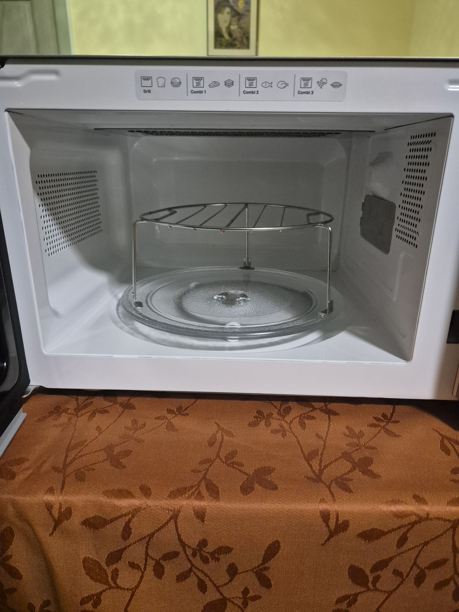 Cuptor microunde Whirlpool Cook 20 aproape nefolosit