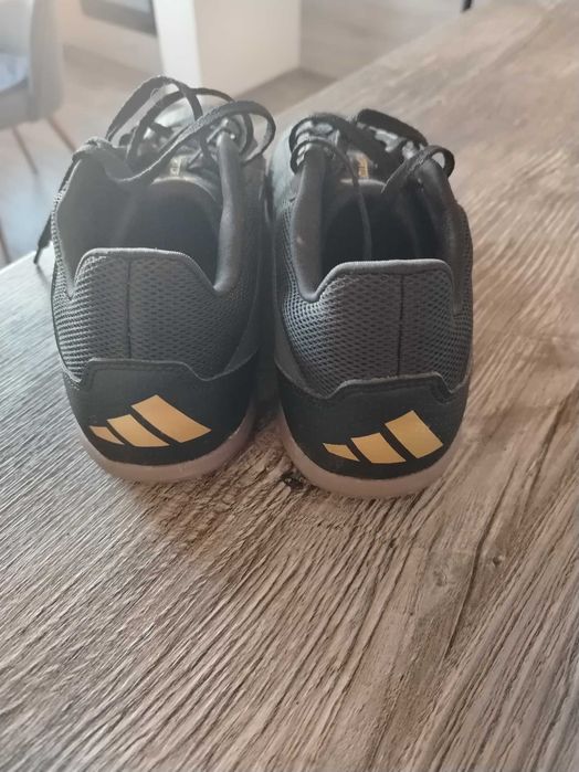 Футболни обувки за зала