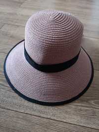 Pălărie paie roz vara