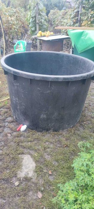 cada din plastic pentru vin, 1000 lt , cu vana de golire