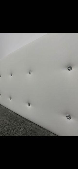 Pat tapițat cu spațiu de depozitare