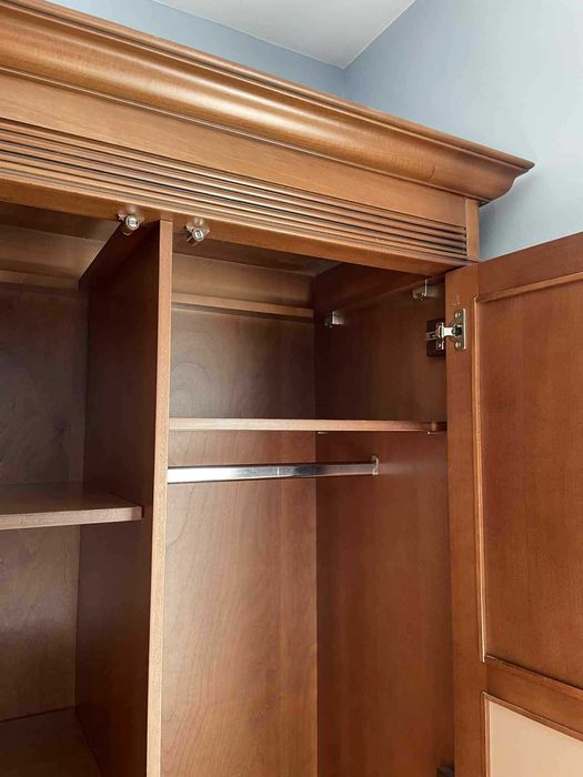 Продавам масивен дървен гардероб.