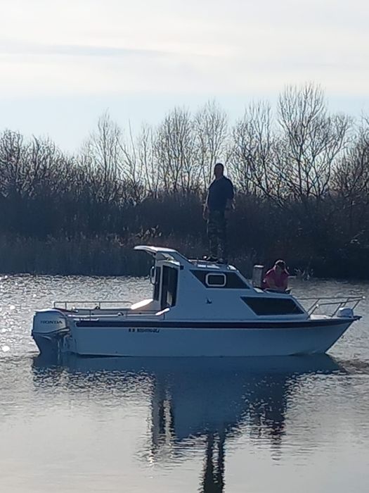 Barca cabinata, Pastenague, model Guppy 560,înmatriculată pe RO