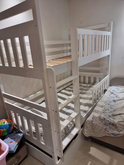 Две детски креватчета могат да бъдат отделни и поставени едно до друго