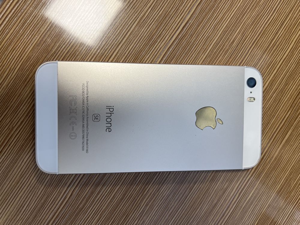 iphone se  yangi iphoneni hamma narsasi ishlaydi ideal 100% toza tel