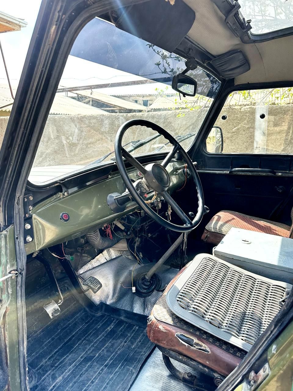 Uaz tachka sotiladi