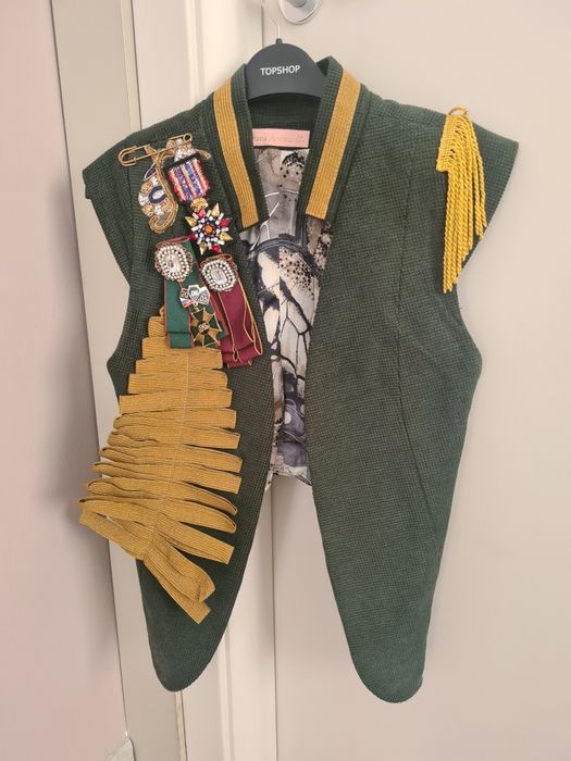 Vestă accesorizată