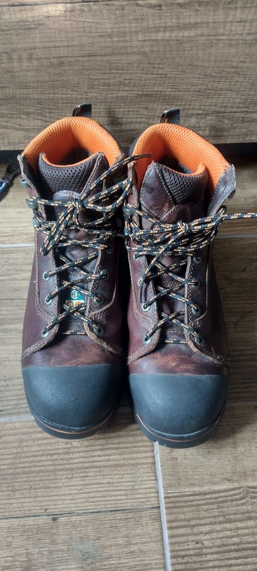 Работни обувки  Timberland .

В перфектно състояние.