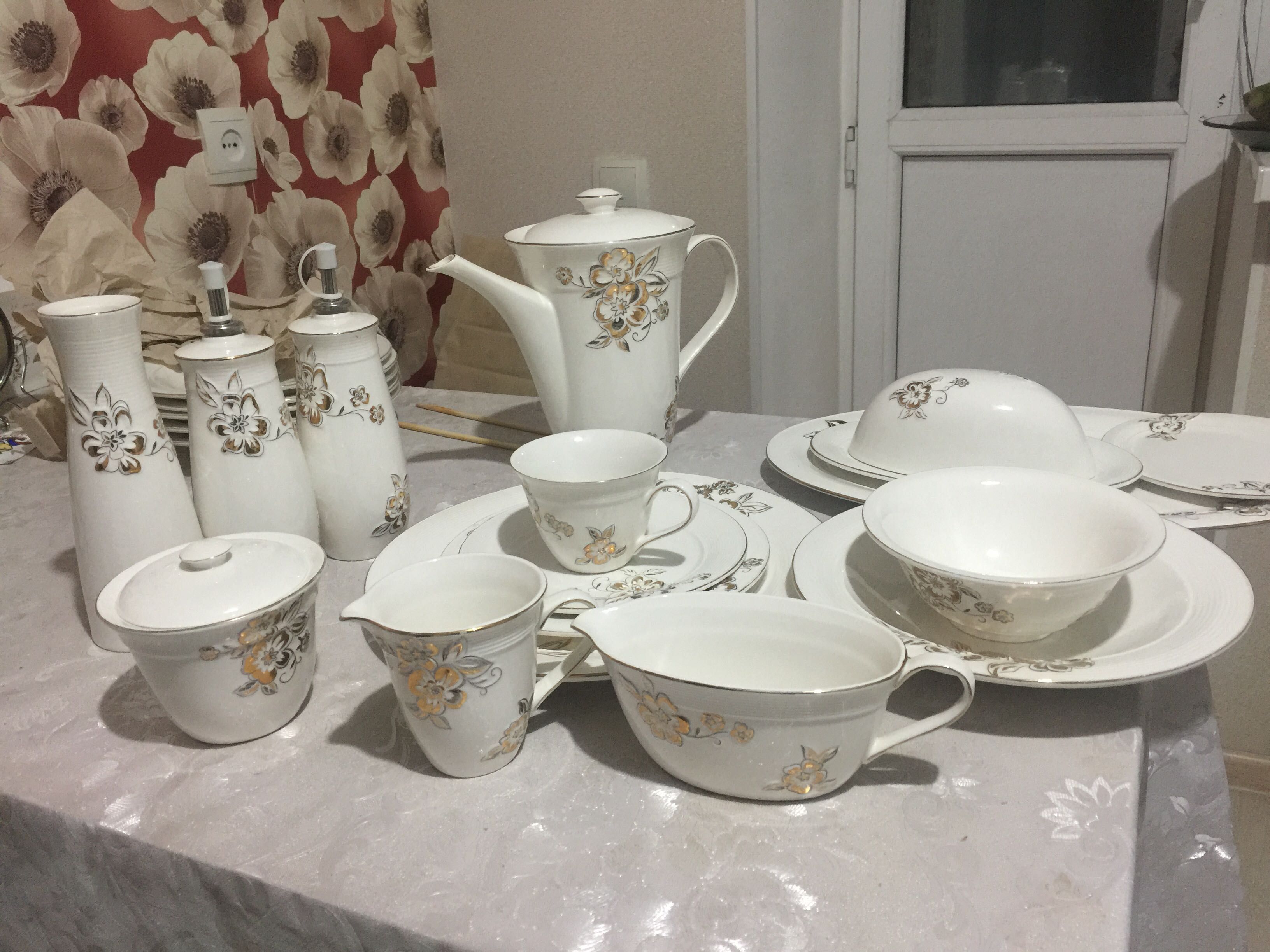 Продам чайно-столовый сервиз (60 предметов)
