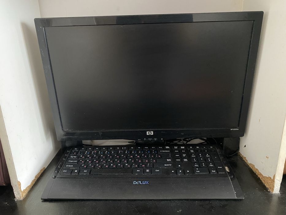 Продам монитор в комплекте две колонки мышка и клавиатура