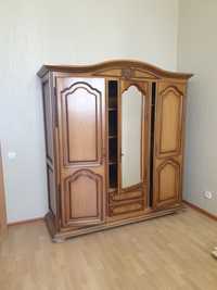Набор мебели шифоньер, шкаф -витрина, стол. Румыния. Торг уместен.