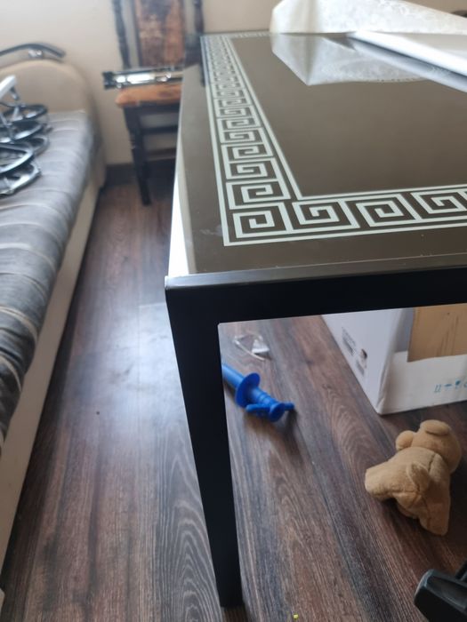 Стъклена голяма маса