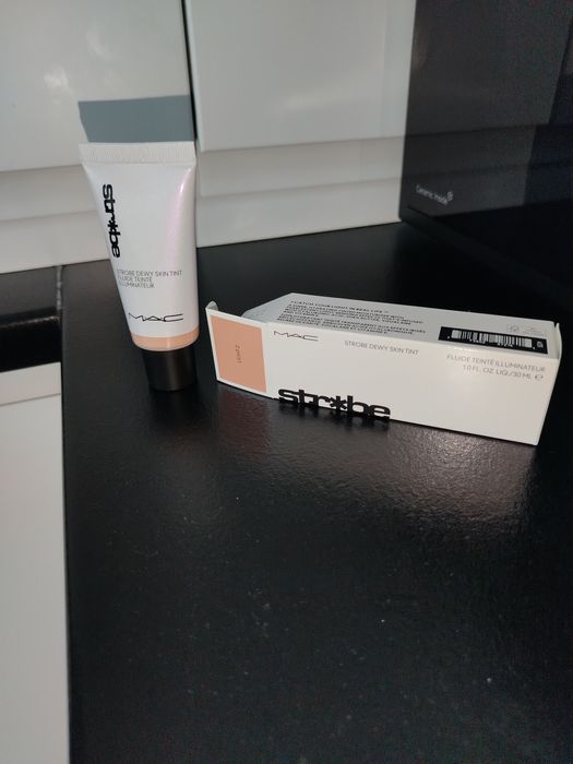 Mac strobe dewy skin țint