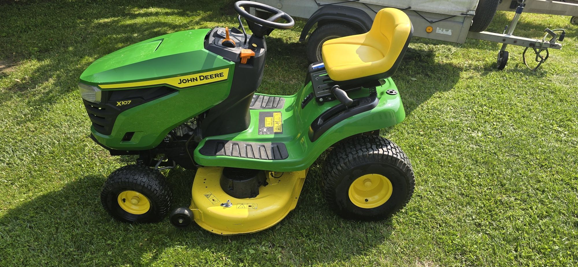 Tractoras gazon John Deere X107, cositoare iarba