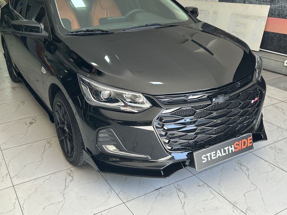 Тюнингованая решетка радиатора на Шевроле Оникс