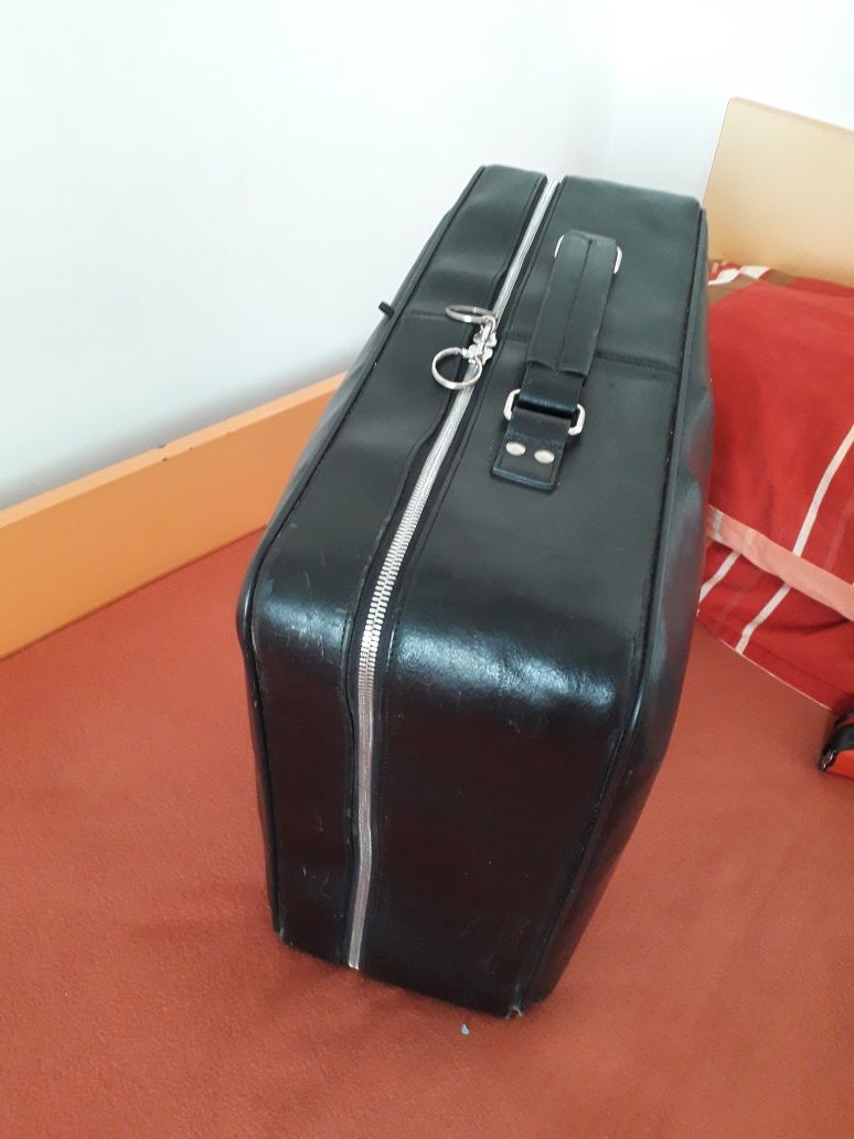Кожен куфар в черно