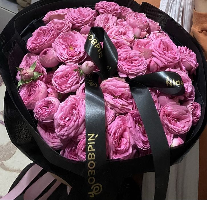 Кустовой роза свежий.