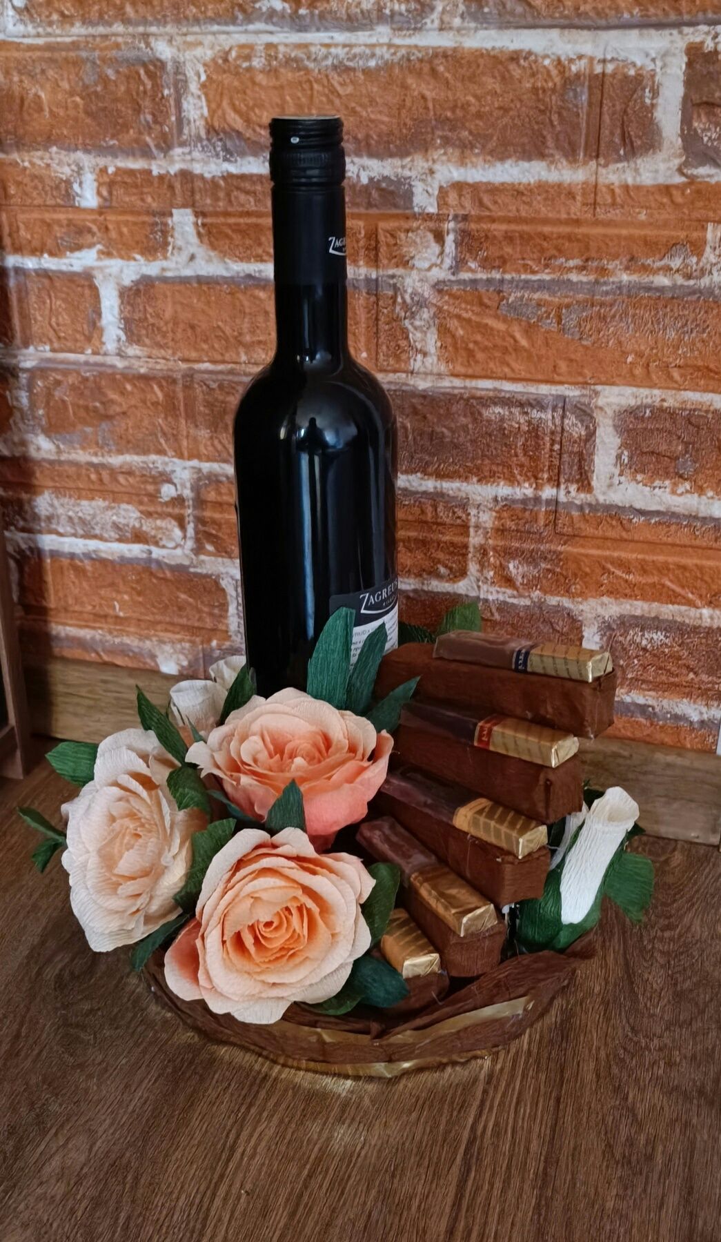 Букет цветя, кафе, вино от креп хартия