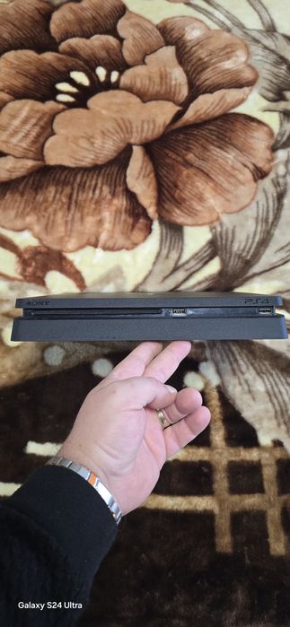 Vand ps4 slim 1TB plus un joc la alegere