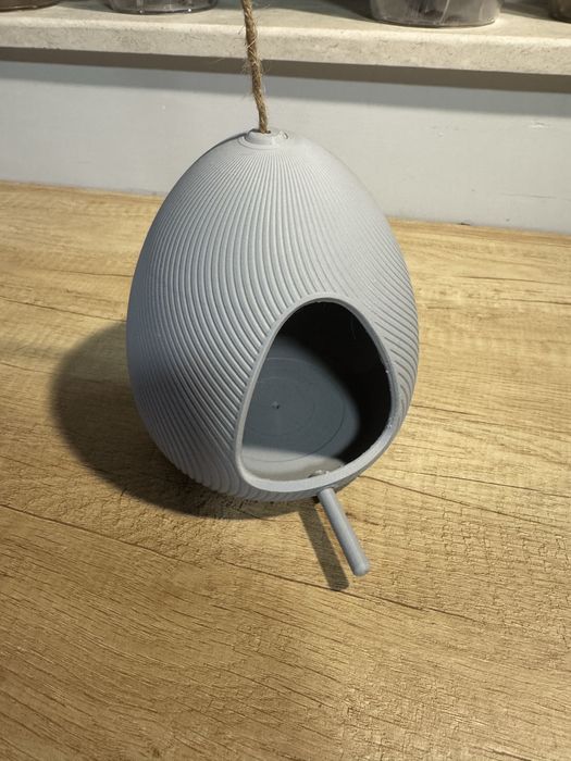 Модерна хранилка за птички