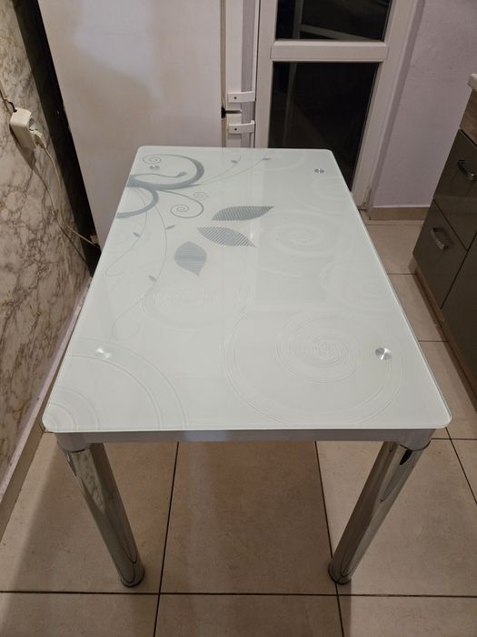 Трапезна маса от стъкло