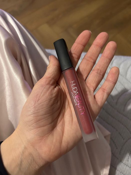 HUDA Beauty liquid matte червило