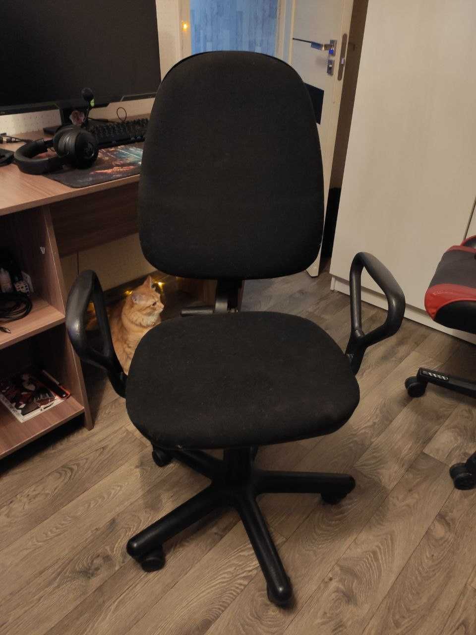 Офисные стулья черные