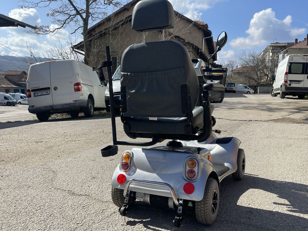 Електрически скутер за възрастни трудно подвижни хора или инвалиди