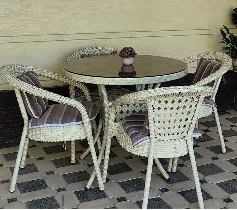 Стол со стульями из ротанга